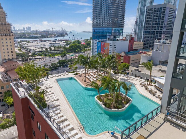 601 NE 1st Ave in Miami, FL - Building Photo - Building Photo