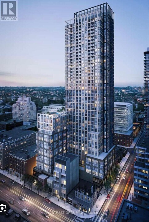 108-2108 Peter St in Toronto, ON - Building Photo