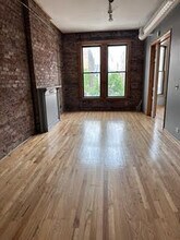 1215 W Grand Ave in Chicago, IL - Building Photo - Building Photo