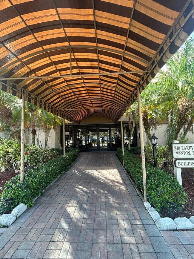 240 Lakeview Dr in Weston, FL - Building Photo - Building Photo