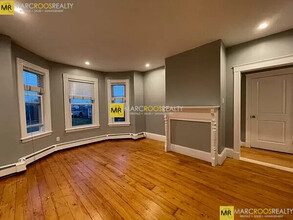 819 E 2nd St, Unit 1 in Boston, MA - Foto de edificio - Building Photo