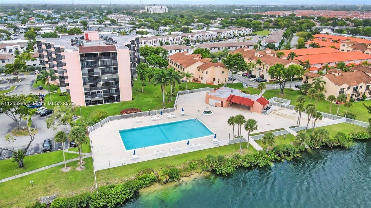 20840 San Simeon Way, Unit 409 in Miami, FL - Building Photo