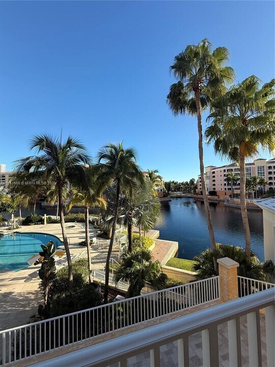 709 Crandon Blvd, Unit 309 in Key Biscayne, FL - Foto de edificio