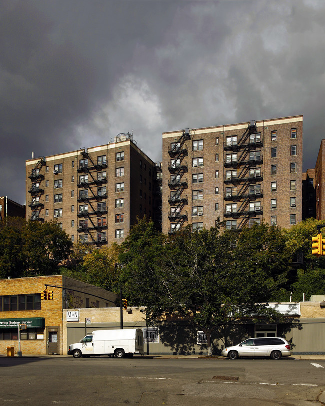 Embassy in New York, NY - Foto de edificio - Building Photo