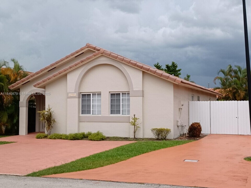 16771 NW 74th Ct in Hialeah, FL - Building Photo