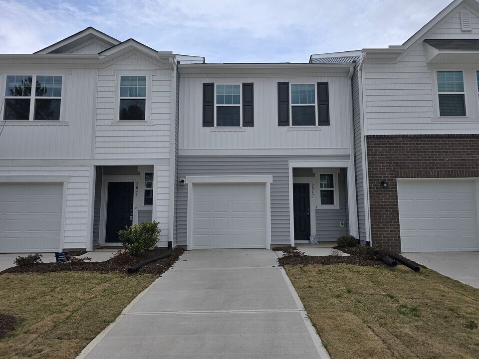 2047 Trailside Dr in Durham, NC - Foto de edificio