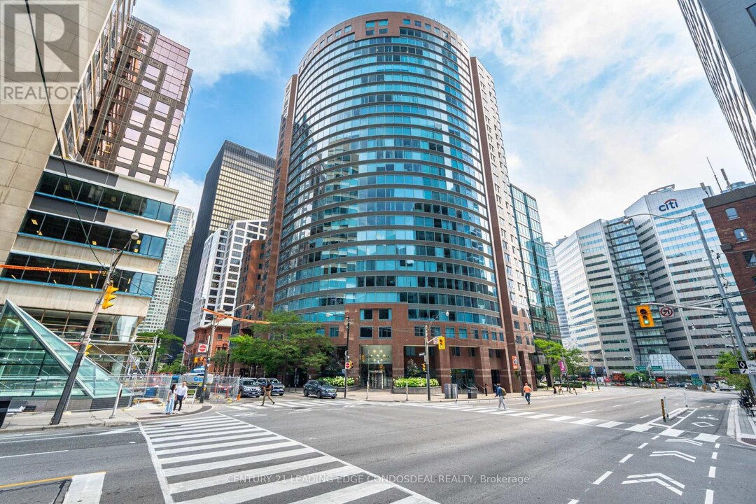 33-2133 University Ave in Toronto, ON - Building Photo
