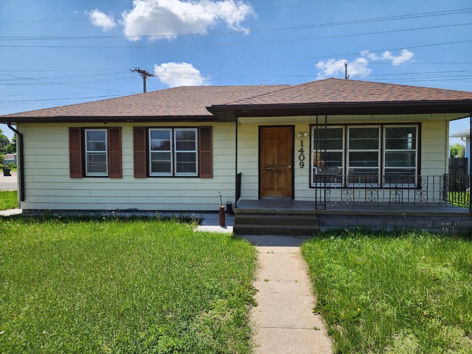 1409 Spruce St in Sidney, NE - Building Photo