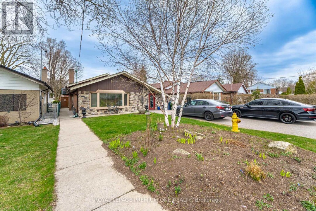 7 Bonnechere Crescent in Toronto, ON - Building Photo