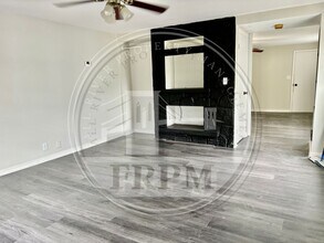 64 Walnut St-Unit -Unit 2 in Tiverton, RI - Building Photo - Building Photo