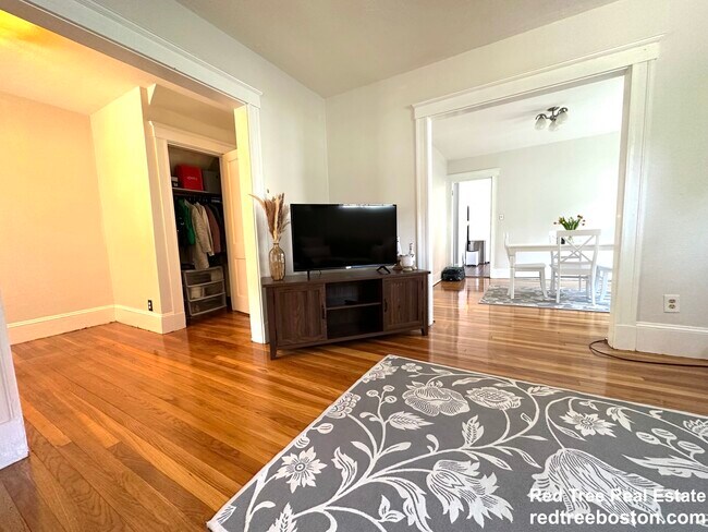 19 Larose Plz, Unit 1 in Boston, MA - Building Photo - Building Photo