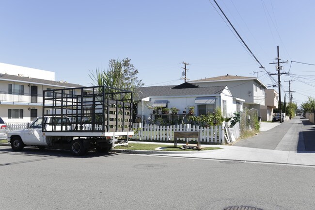 14942 Monroe St in Midway City, CA - Foto de edificio - Building Photo