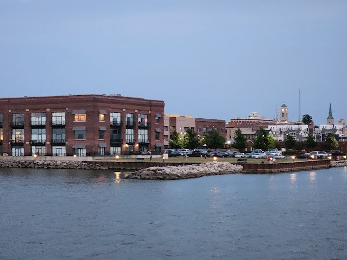401 W Shoreline Dr, Unit 307 in Sandusky, OH - Building Photo