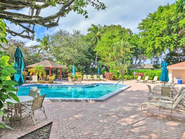 2751 N Palm Aire Dr-Unit -410 in Pompano Beach, FL - Foto de edificio - Building Photo
