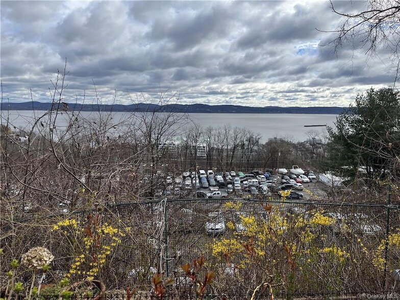 4 Mountain Ct, Unit 4 in Haverstraw, NY - Building Photo