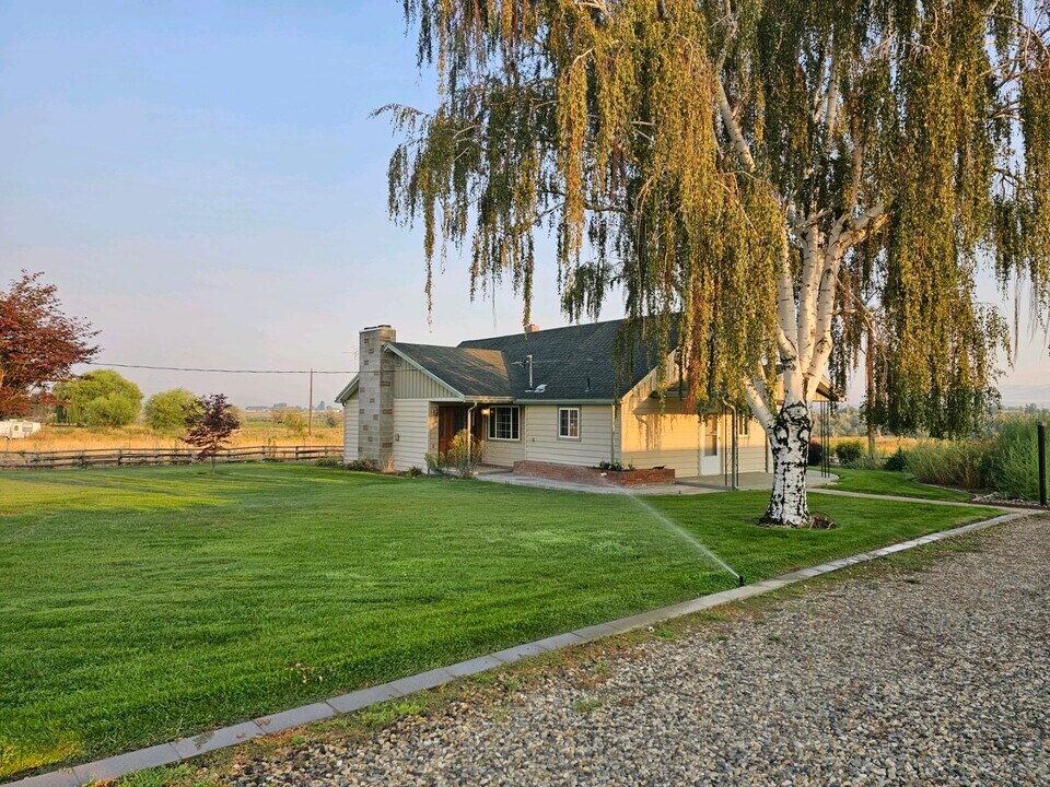 920 W Edison Ave in Sunnyside, WA - Building Photo