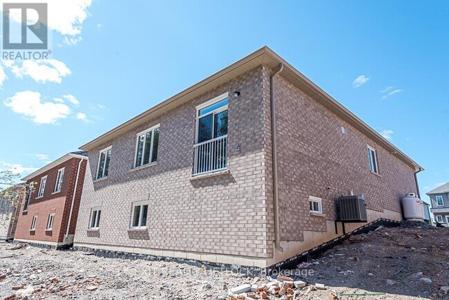 53 Hillcroft Wy in Kawartha Lakes, ON - Building Photo - Building Photo