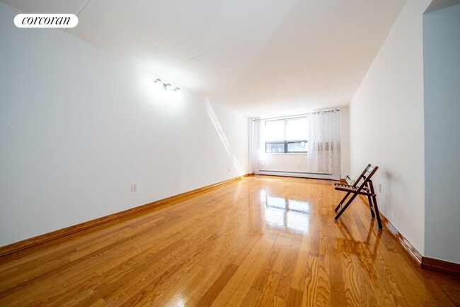 220 Manhattan Ave in New York, NY - Building Photo - Building Photo