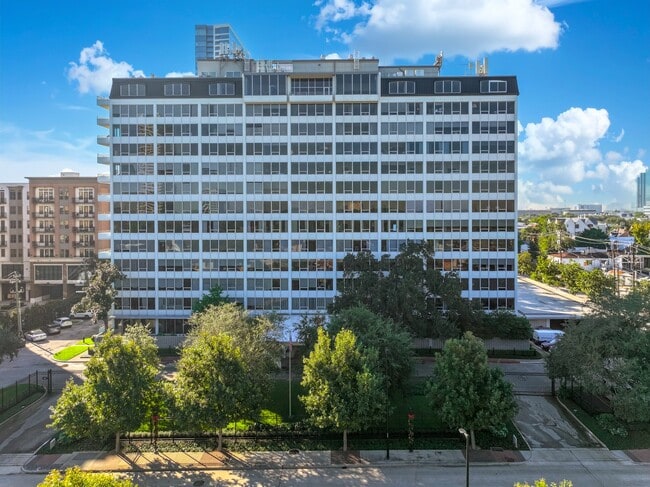 2701 Westheimer Rd in Houston, TX - Foto de edificio - Building Photo