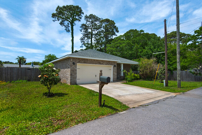 66 Brenda Ln in Mary Esther, FL - Building Photo - Building Photo