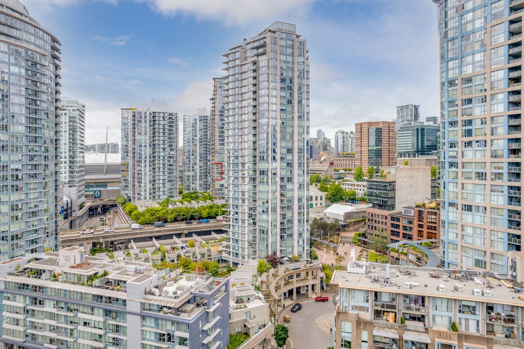 190 Keefer Pl in Vancouver, BC - Building Photo