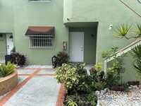 11081 NW 7th St in Miami, FL - Foto de edificio - Building Photo