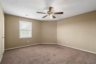 122 NE Greystone Dr in Lee's Summit, MO - Building Photo - Building Photo