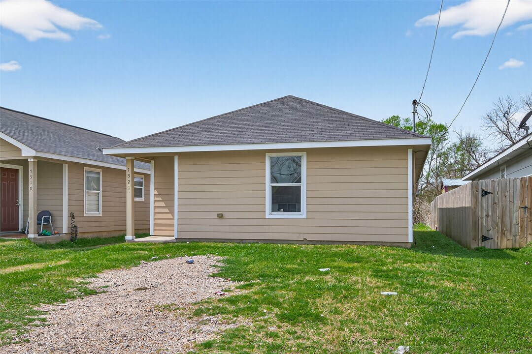 7521 Dyer St in Houston, TX - Building Photo