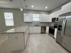 227 N E St in Lake Worth Beach, FL - Building Photo