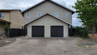 4173 Glacier View Dr in Springfield, OR - Building Photo