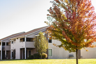 Southbrook Apartments in Topeka, KS - Foto de edificio - Building Photo