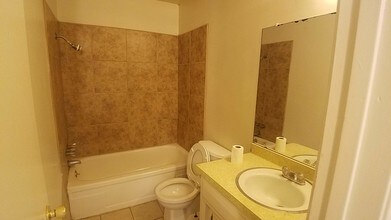 5909 Nogal Ave-Unit -B in Bakersfield, CA - Building Photo - Building Photo