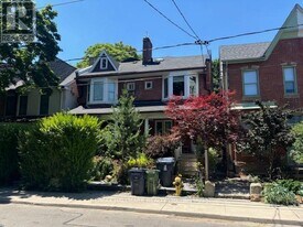 176 Lippincott St in Toronto, ON - Building Photo