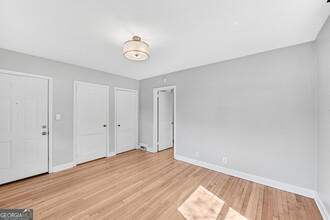 1194 Spring Valley Ln NE in Atlanta, GA - Foto de edificio - Building Photo