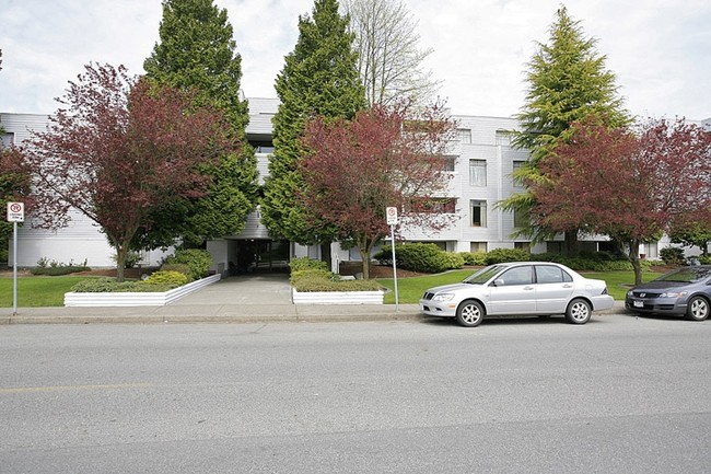 Skyline Apartments in White Rock, BC - Building Photo - Building Photo