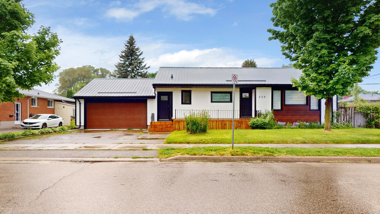 THREE BEDROOM-THREE BATH HOME IN NORTH LONDON in London, ON - Building Photo