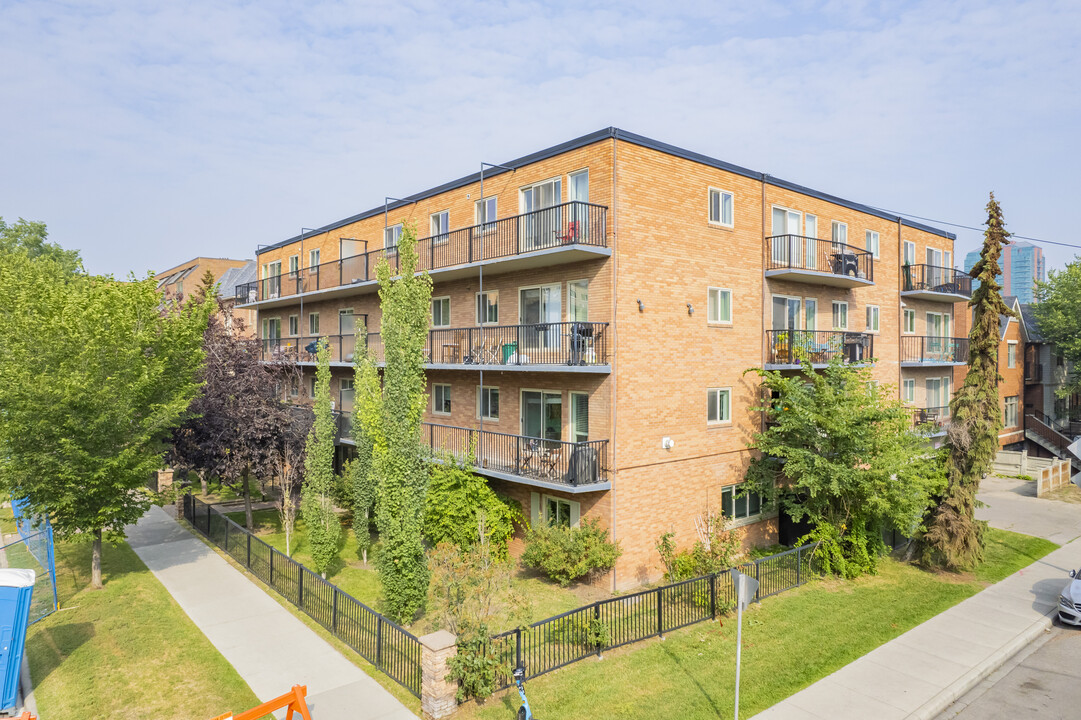 808 Royal Ave SW in Calgary, AB - Building Photo