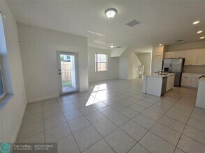 2420 NW 131st Cir in Westview, FL - Foto de edificio - Building Photo