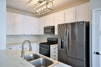 5502 Cambridge Way in Hanover Park, IL - Building Photo - Building Photo