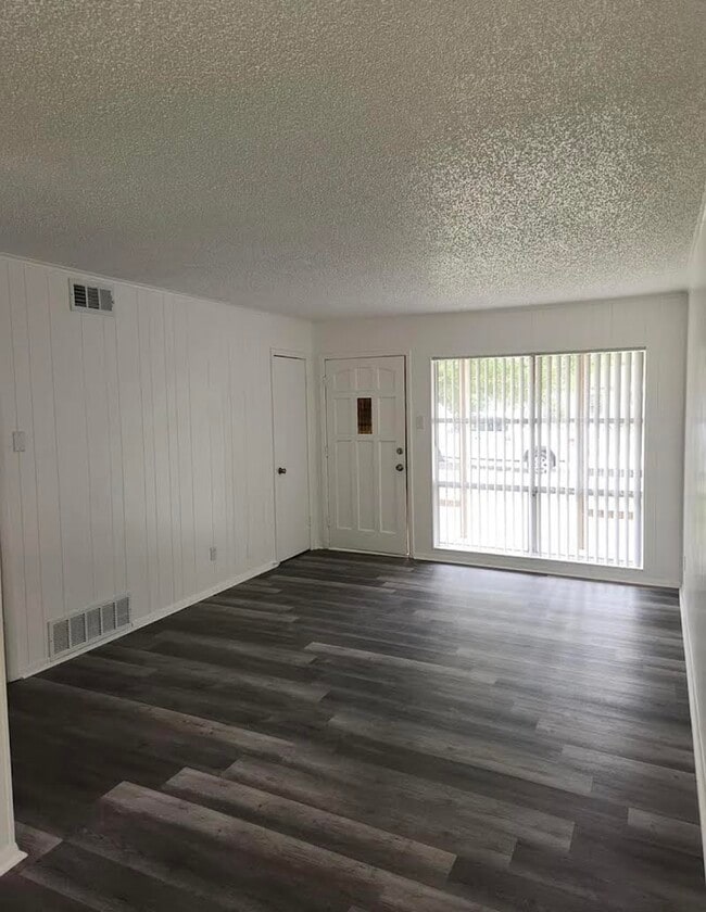 2301 Cochran St in Irving, TX - Building Photo - Building Photo