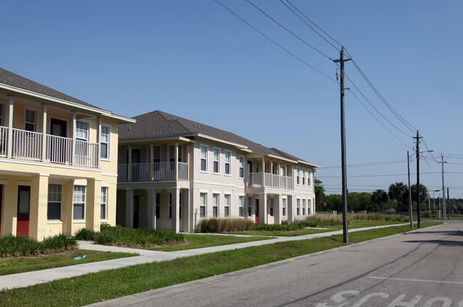 Bradenton Village II in Bradenton, FL - Foto de edificio - Building Photo