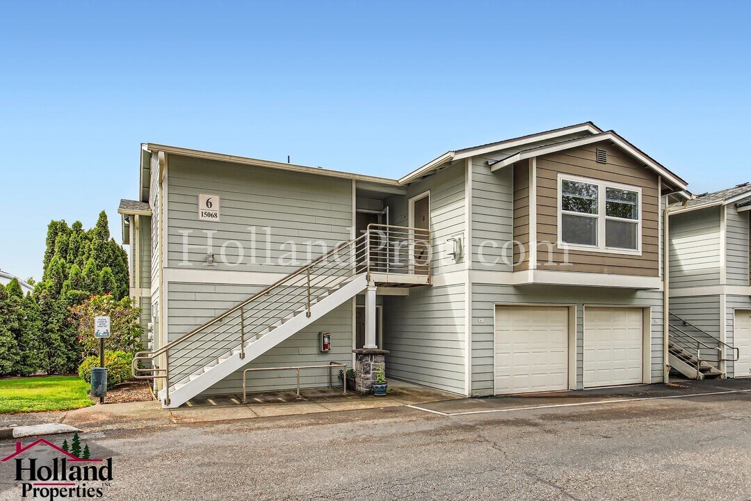 15068 NW Central Dr in Portland, OR - Building Photo