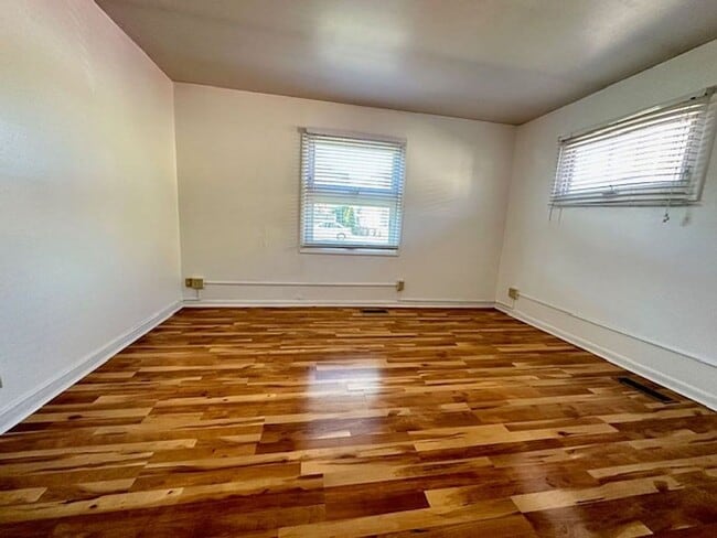 704 N Dicks St