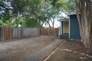 1101 Haynes St in San Marcos, TX - Foto de edificio - Building Photo