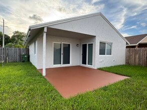 961 SW 112th Ave in Pembroke Pines, FL - Foto de edificio - Building Photo