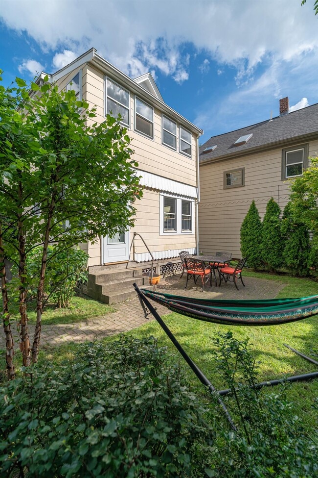 11 Hinckley St, Unit 1 in Somerville, MA - Foto de edificio - Building Photo