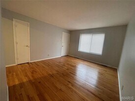 255 Chambers Rd in St. Louis, MO - Building Photo