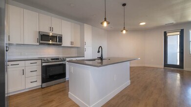 White Fence Farm in Lakewood, CO - Foto de edificio - Building Photo