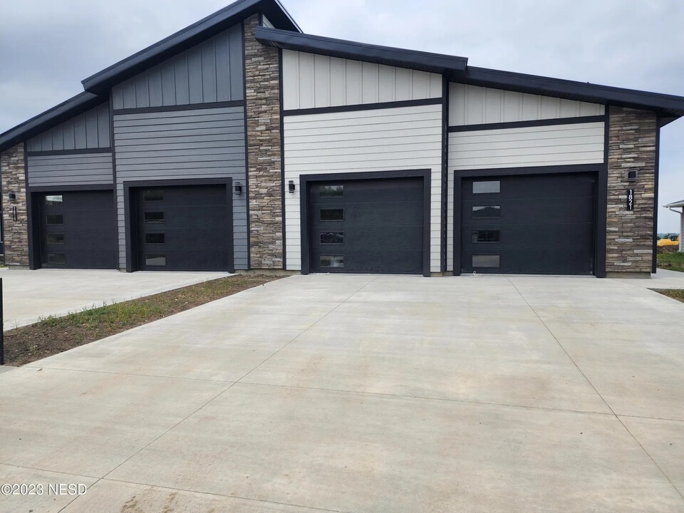 1821 3rd St NW, Unit 1821 in Watertown, SD - Building Photo