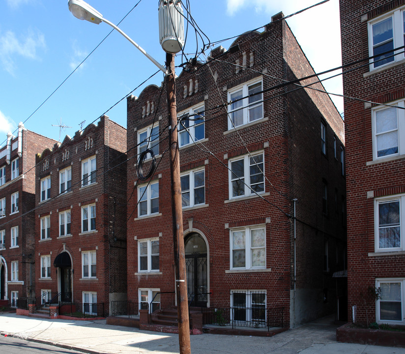 169 W 48th St in Bayonne, NJ - Foto de edificio